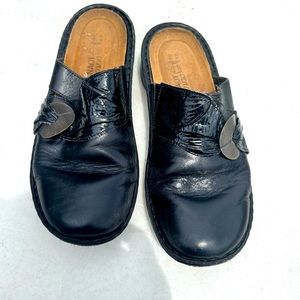Naot women’s black slip on flats. Size 8.5. Good condition.